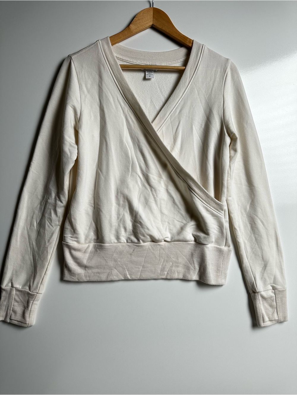 Athleta Coaster Luxe V-Neck Wrap Sweatshirt Cream White Thumbholes Size M